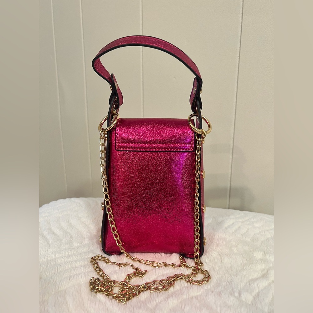 🆕🔥🩷Metallic Pink Crossbody Bag with Gold Bee 🐝 , Chain, Accents - Picture 2 of 7